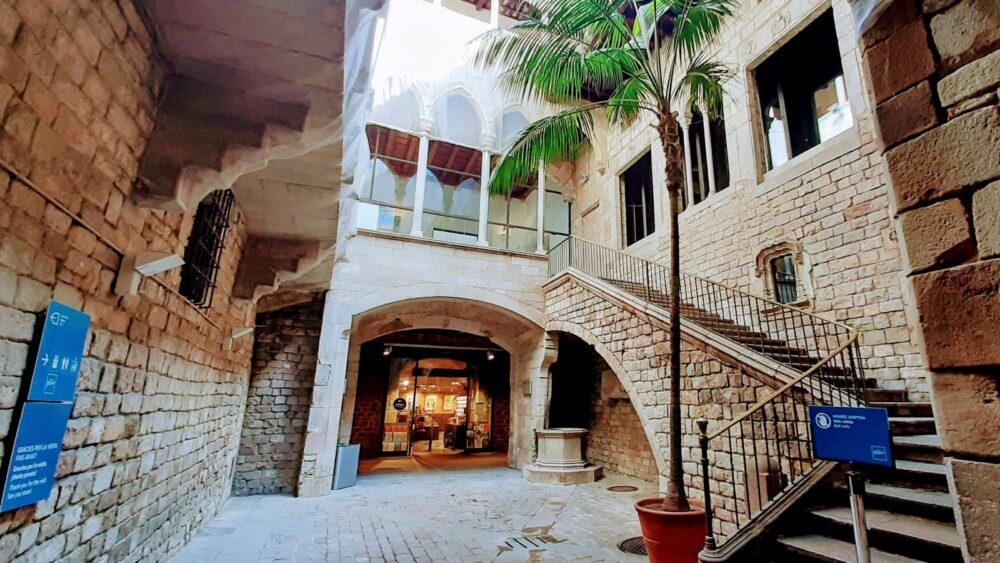 Image of the Picasso museum entrance